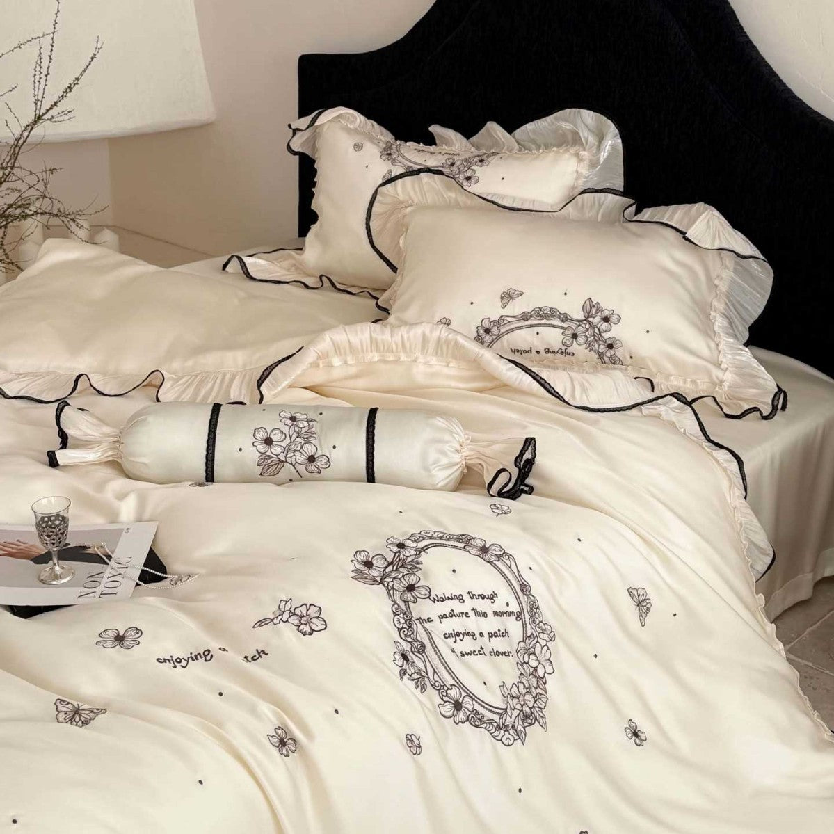 Luxuriöse Satin-Bettgarnitur mit floraler Stickbordüre und Volant