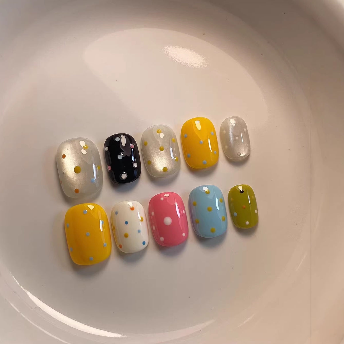 Künstlerisches Press-On Nagelset mit bunten Punktmustern