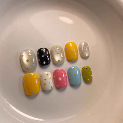 Künstlerisches Press-On Nagelset mit bunten Punktmustern