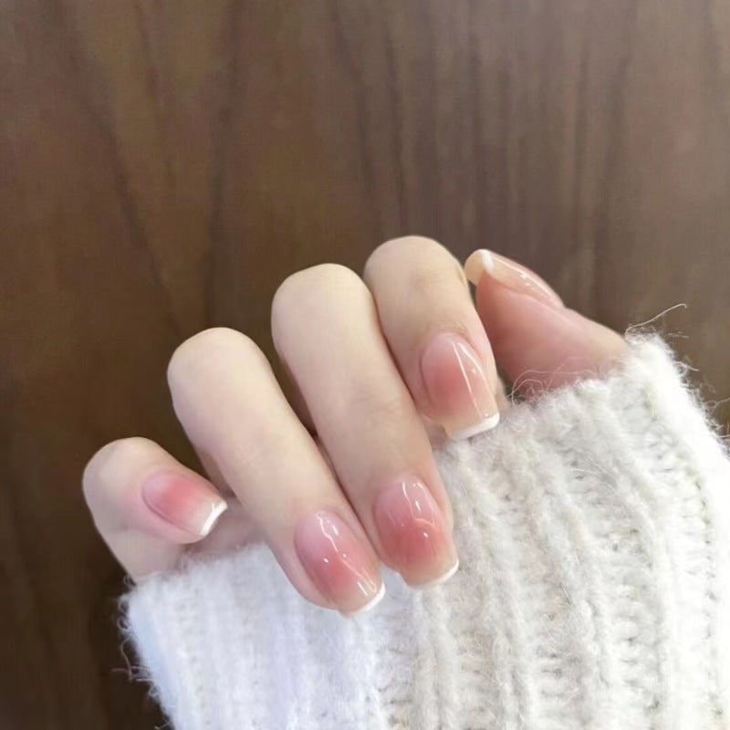Kunstvolle Nagelkunst mit Schmetterlings- und Perlendetails Brehn
