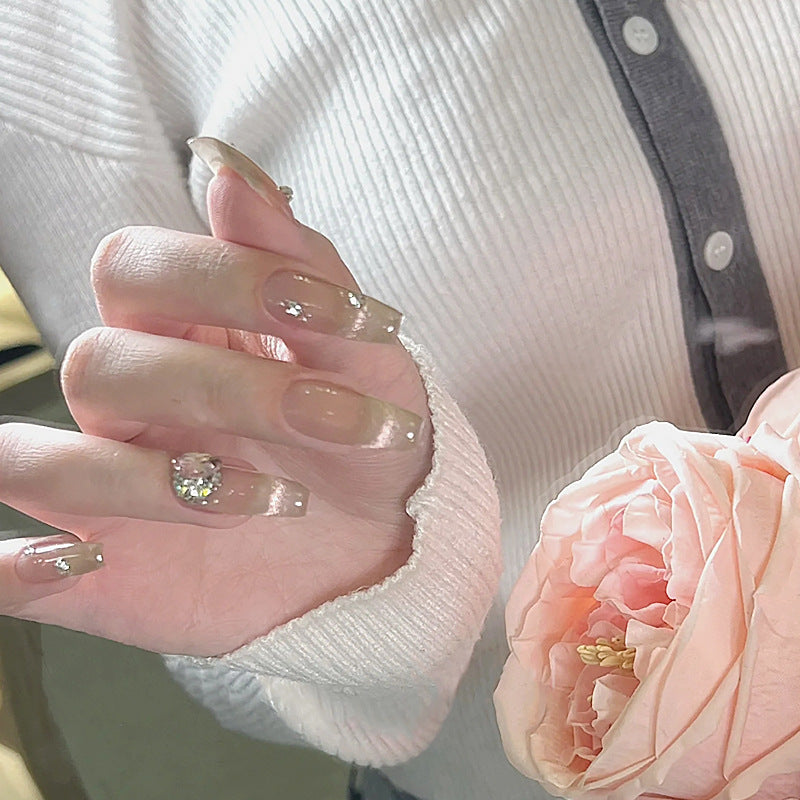 Kunstnagelset mit glamourösen Glitzerakzenten und eleganten Schmuckverzierungen Brehn