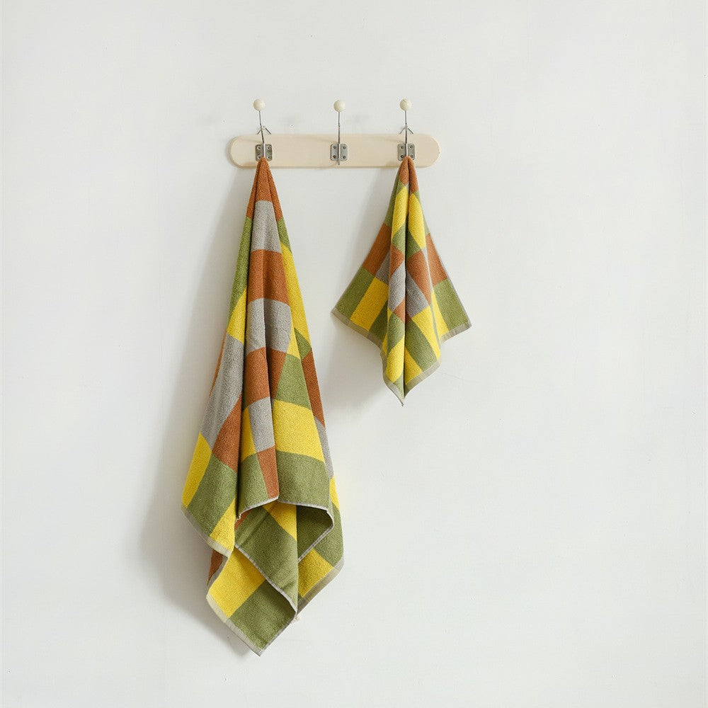 Weiches Frottee-Hand- und Badetuch-Set aus Baumwolle mit geometrischem Karo-Muster