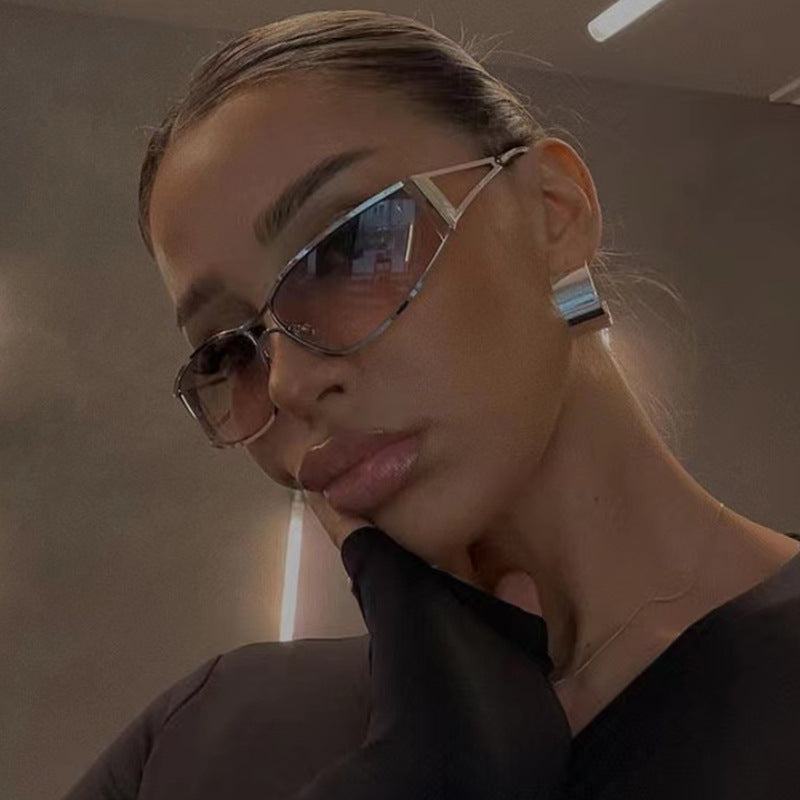 Damen sportliche Sonnenbrille mit modernem Rahmen Brehn