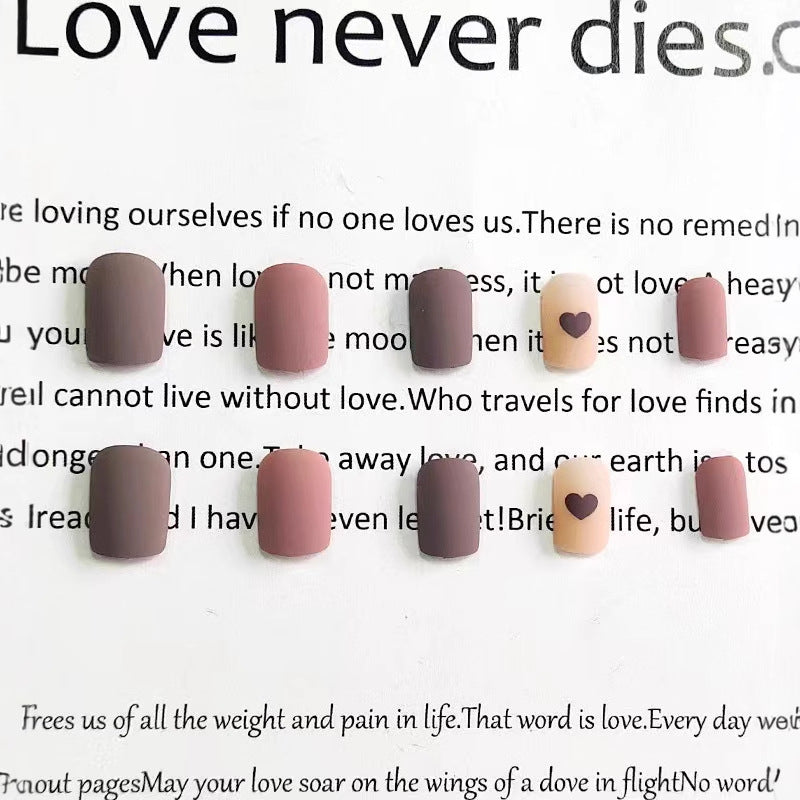 Kunstvolle Herz-Nagelkunst Brehn