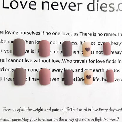 Kunstvolle Herz-Nagelkunst Brehn