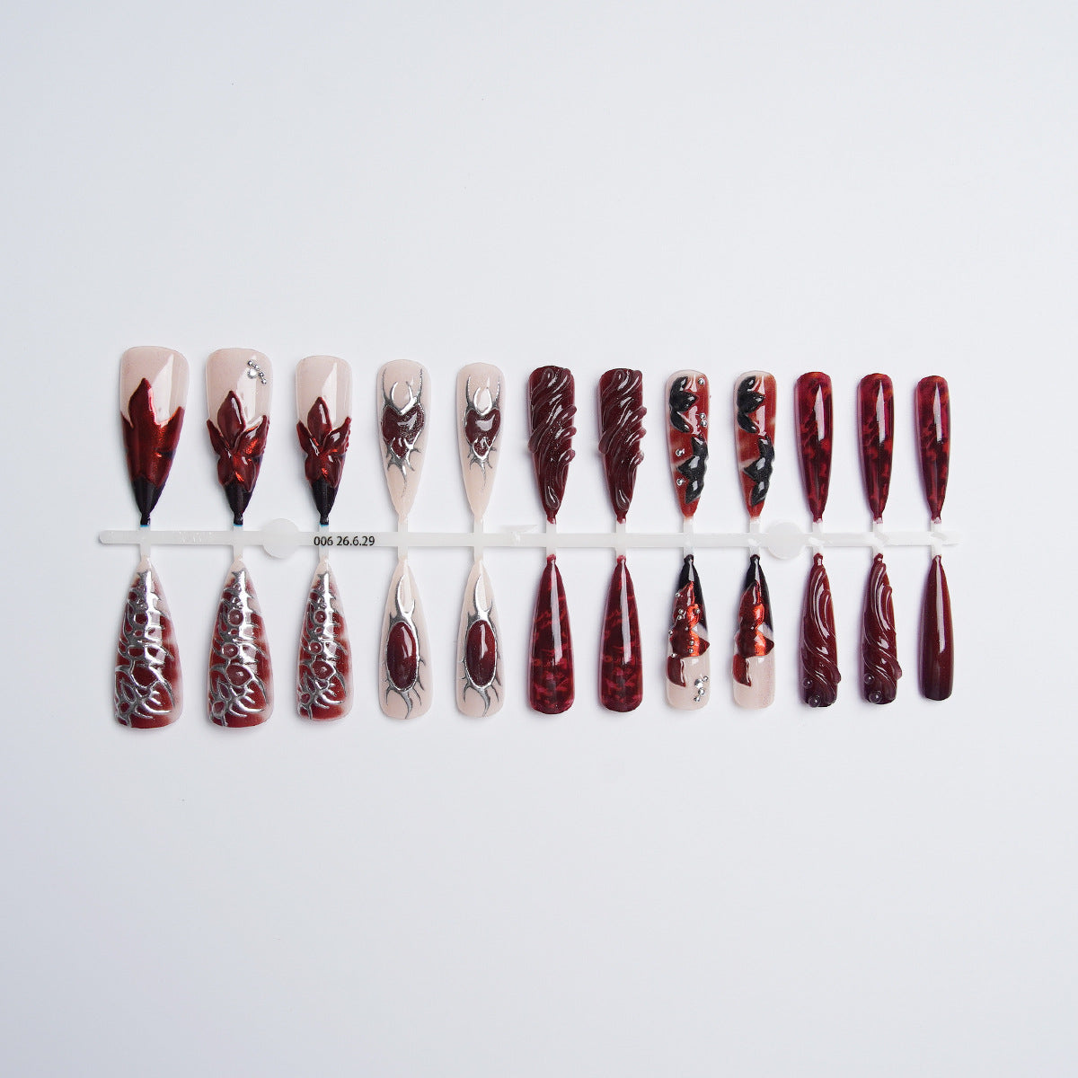 Kunstnagelset mit kunstvollen Designs Brehn