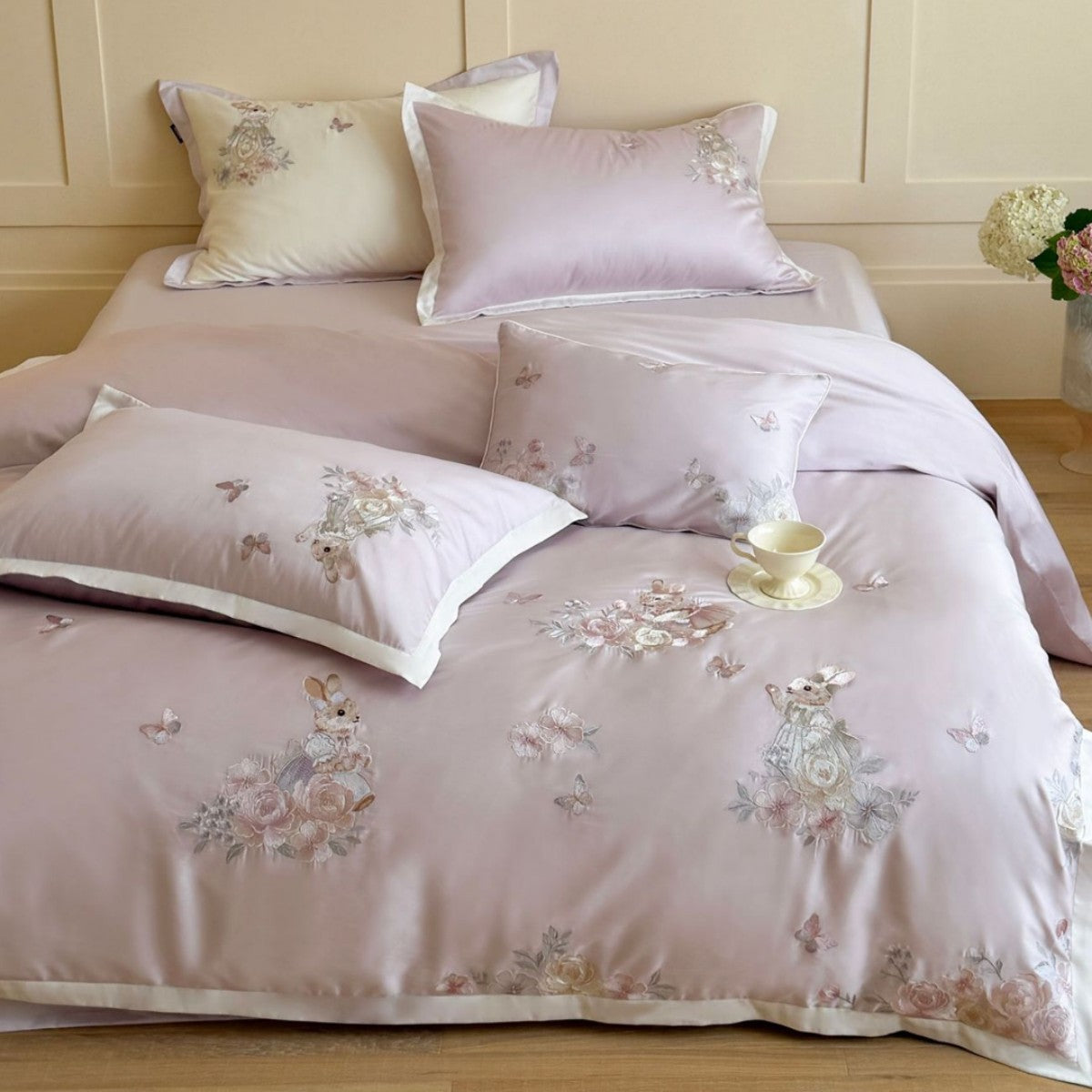 Feinbesticktes Bettwäsche-Set mit floralen Motiven und Tierapplikationen