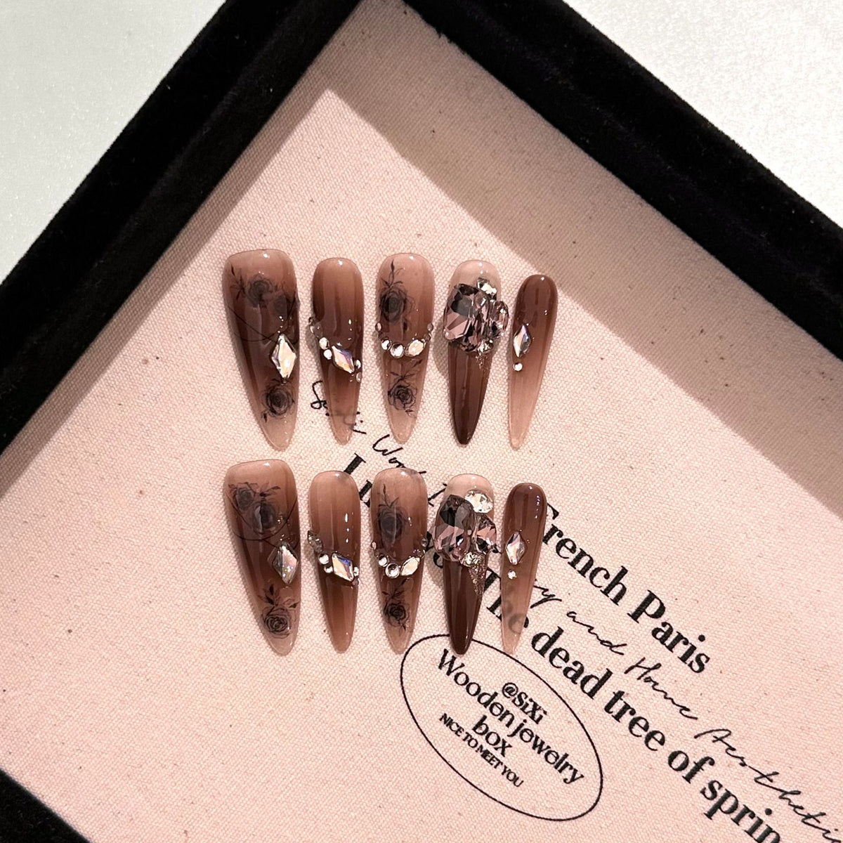 Künstlerisches Press-On Nagelset mit floralen Akzenten