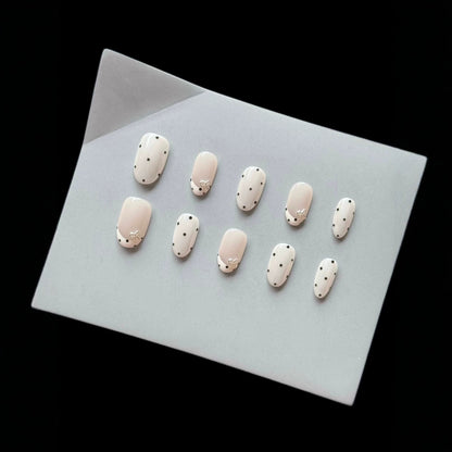 Dekoratives Press-On-Nagelset mit elegantem Punktemuster