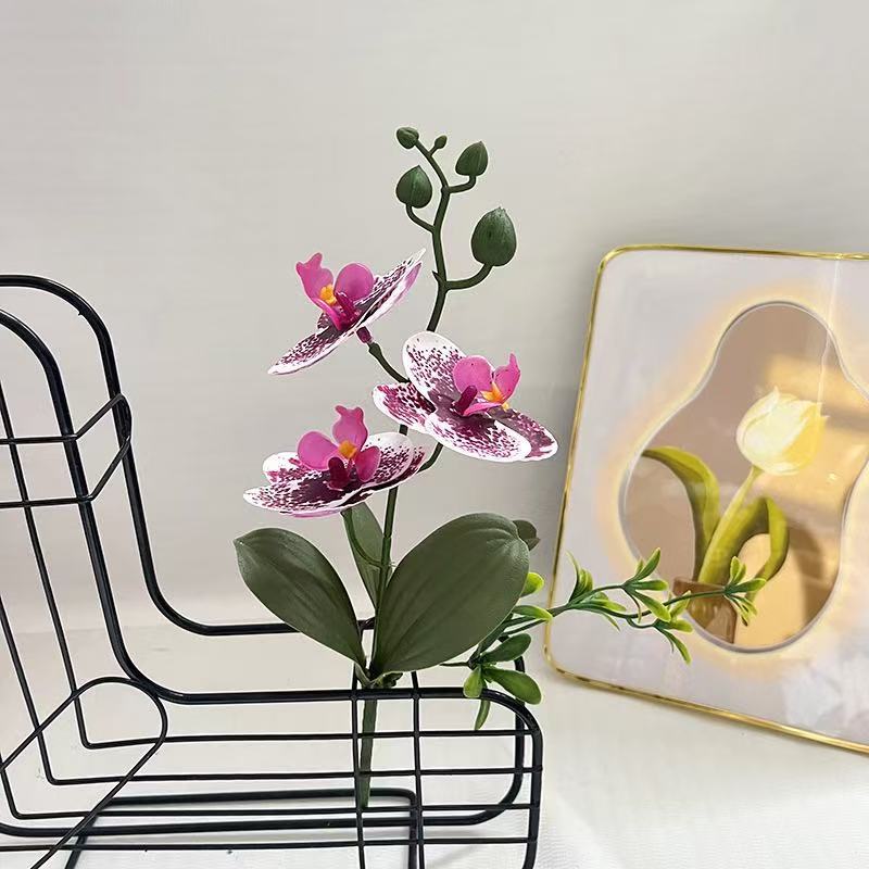 Naturgetreues Orchideenarrangement
