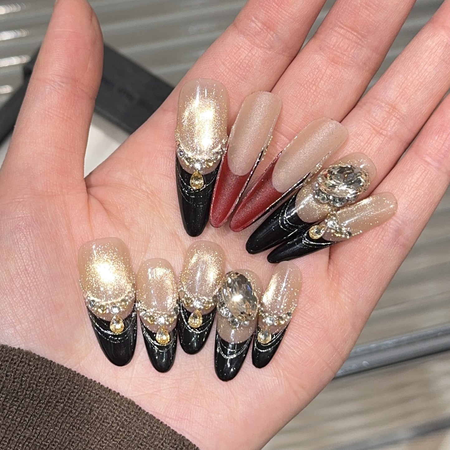 Glamouröse Kunstnägel mit Extravagantem Strass- und Glitzereinsetzen Brehn