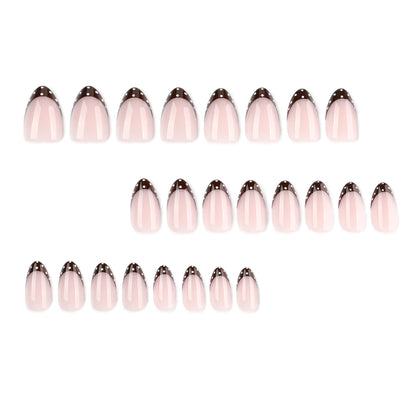 Kunstvolle Nagelkunst mit eleganten French-Spitzen und Glitzerakzenten Brehn