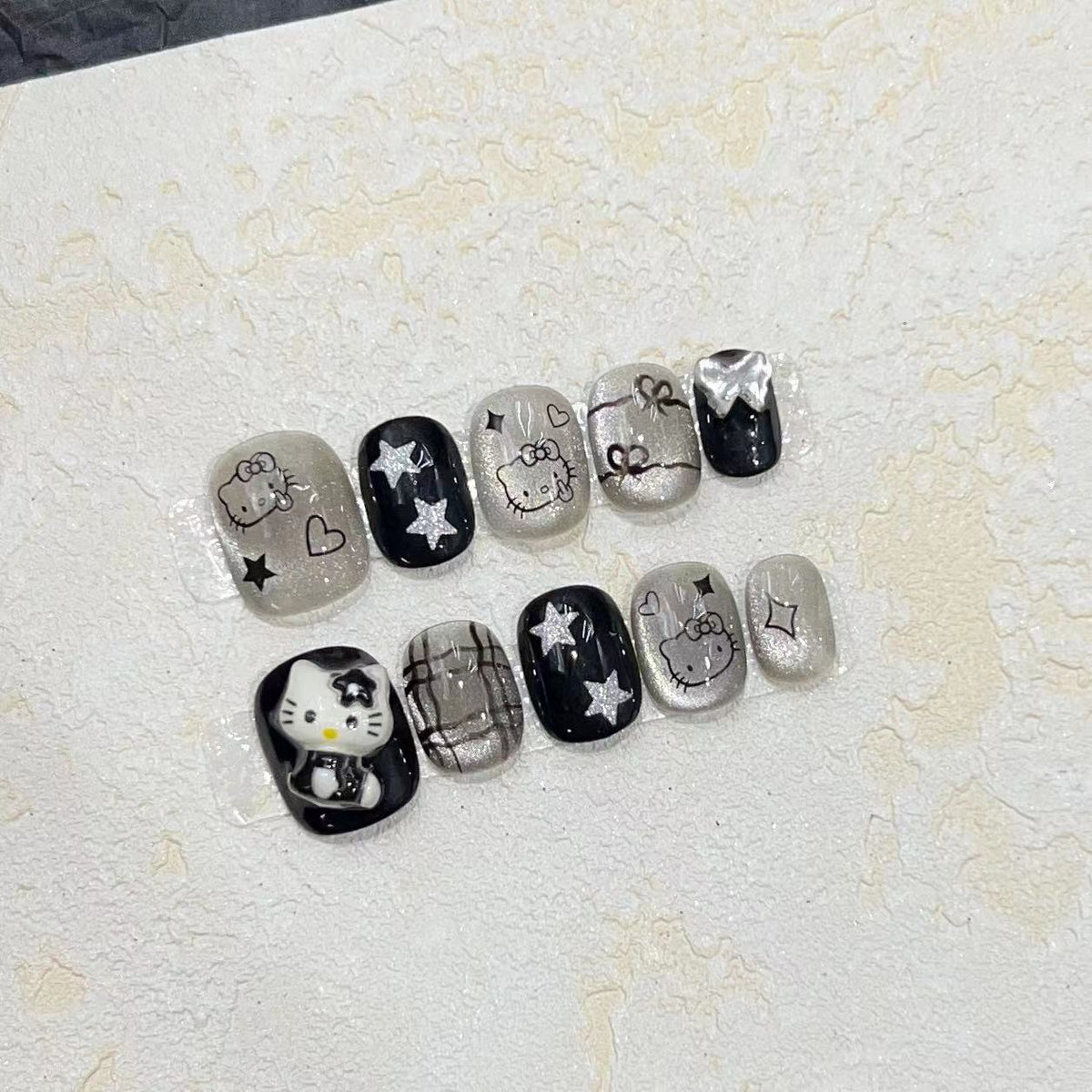 Spaß und verspieltes Press-On Nail Set mit Cartoon-Accents Brehn