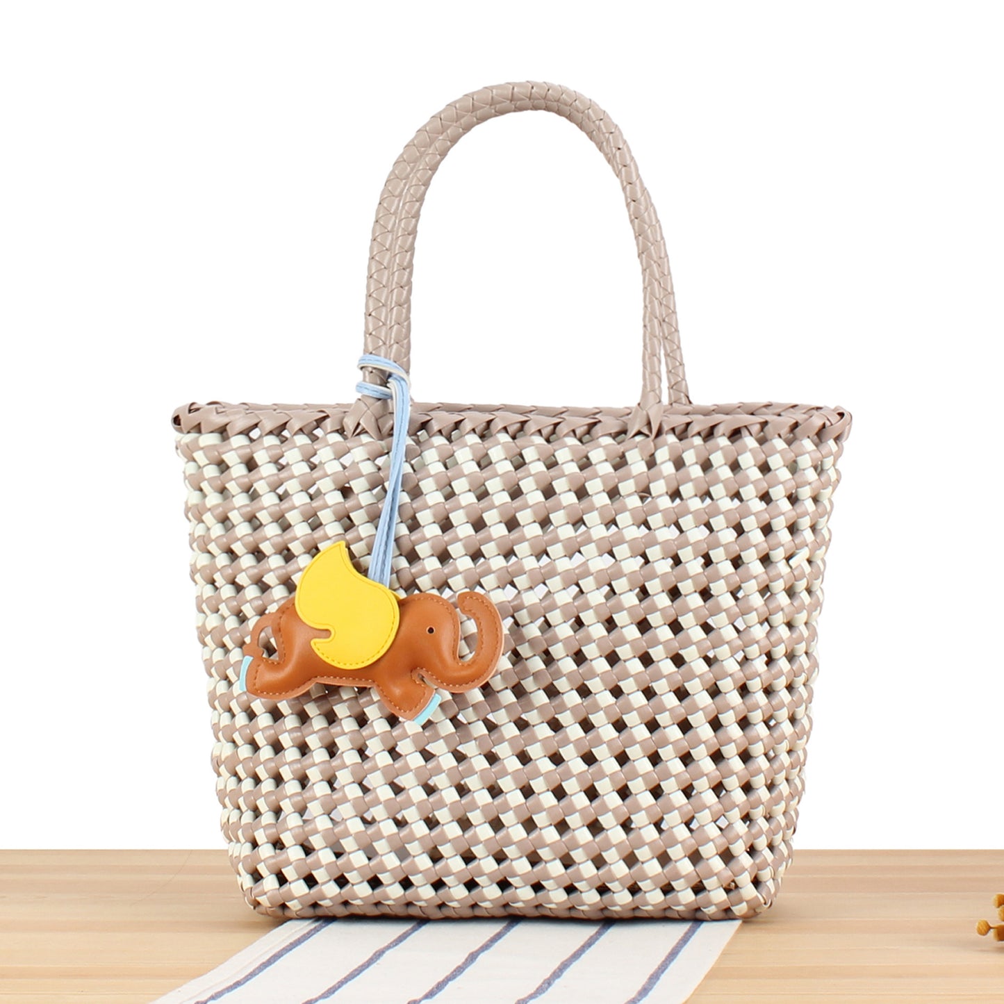 Kreative Basttasche mit Verspieltem Elefantenschmuck Brehn