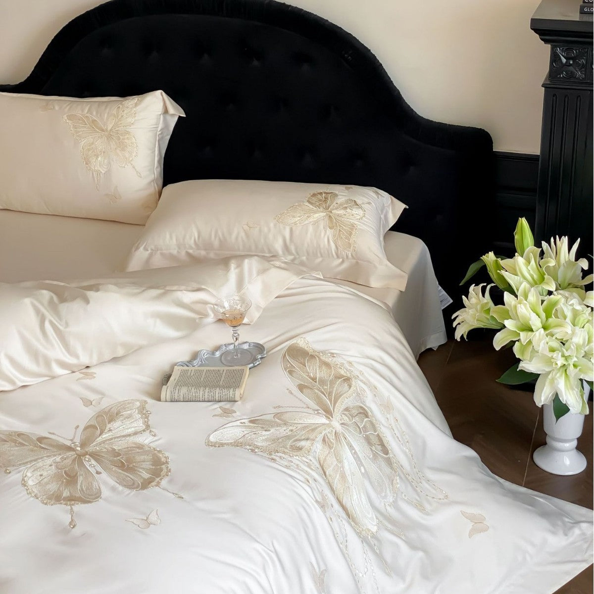 Luxuriöses Satin-Bettwäscheset mit bestickten Schmetterlingsmotiven und seidig-glänzendem Finish