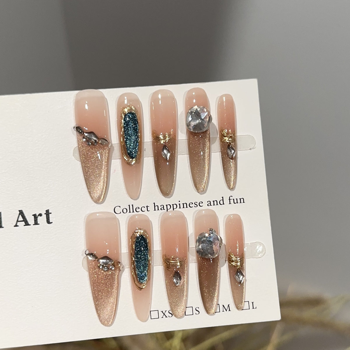 Dekoratives Press-On Nagelkunstset mit Edelsteinverzierungen