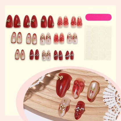Kunstnagelset mit festlichen Designs und Glitzerelementen Brehn