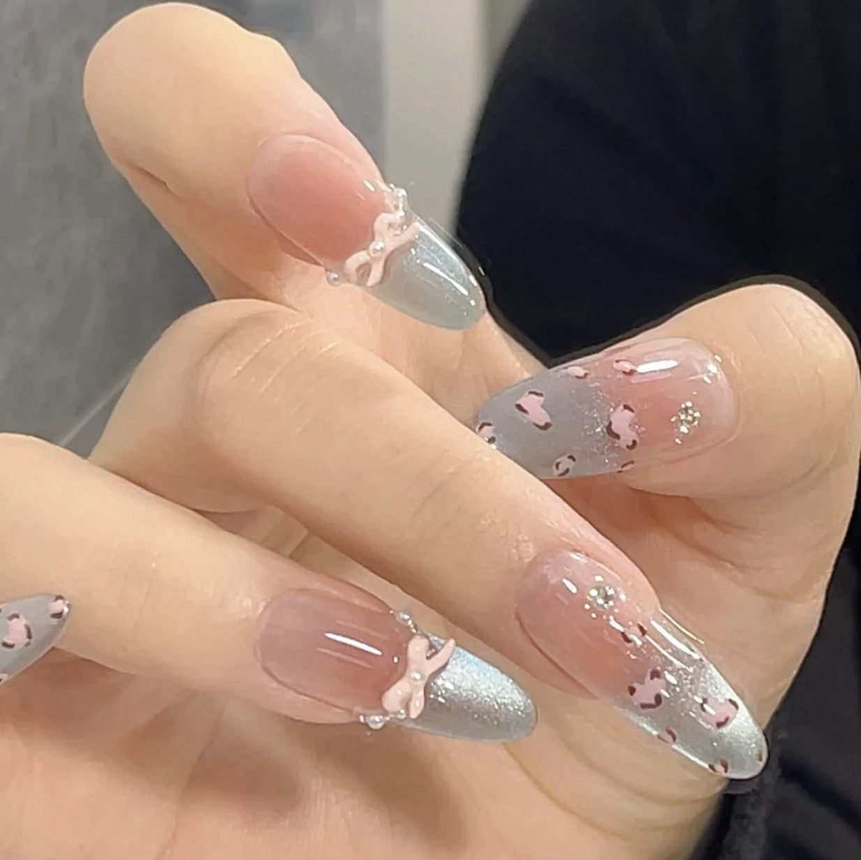 Künstlerische Blumen- und minimalistische Fingernägel zum Aufkleben Brehn