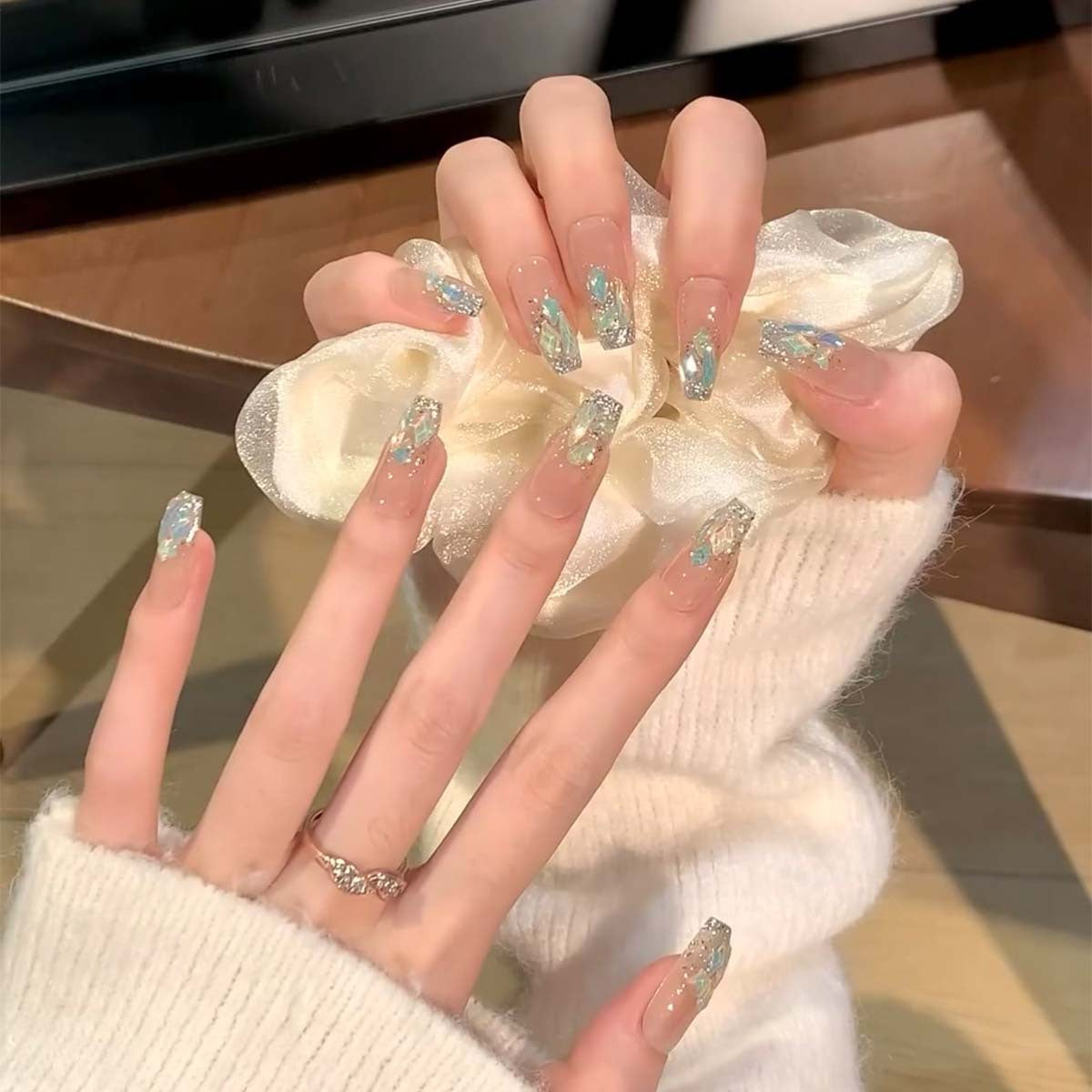 Glamouröse Nagelspitzen mit Glitzer-Akzenten Brehn