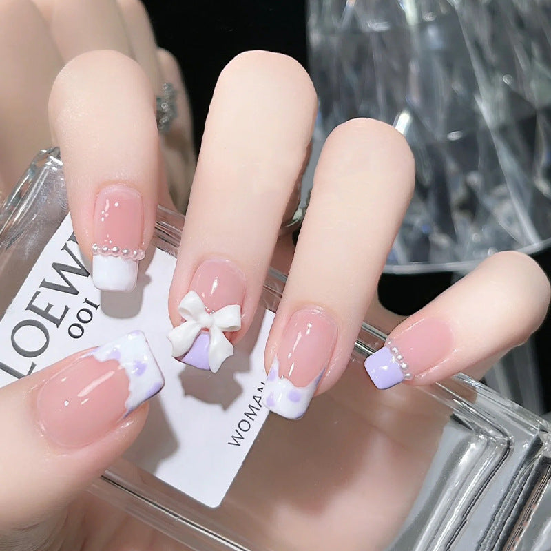 Kunstnagelset mit eleganten Wellenmustern und zarten Perlenakzenten Brehn