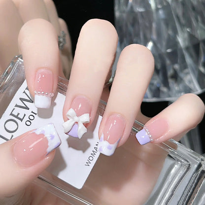 Kunstnagelset mit eleganten Wellenmustern und zarten Perlenakzenten Brehn