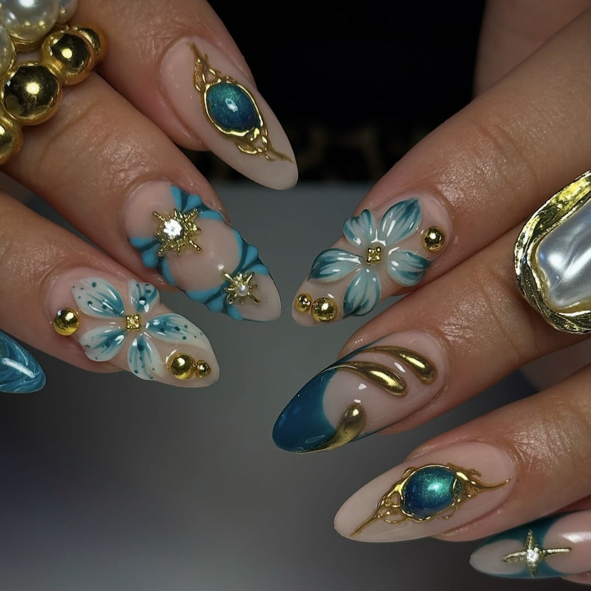 Kreatives Kunstnagelset mit aufwendigen Blumen- und Goldverzierungen Brehn