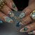 Kreatives Kunstnagelset mit aufwendigen Blumen- und Goldverzierungen Brehn