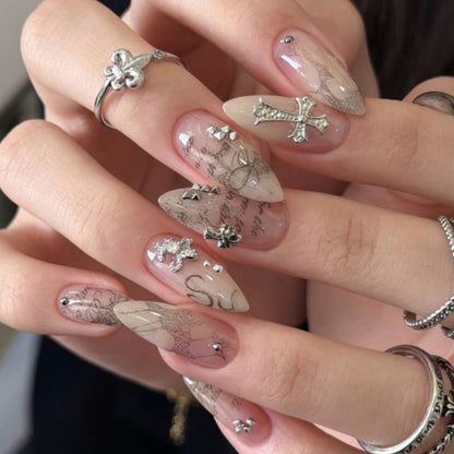 Kunstvolle Nagelkunst mit exklusiven Metallverzierungen Brehn