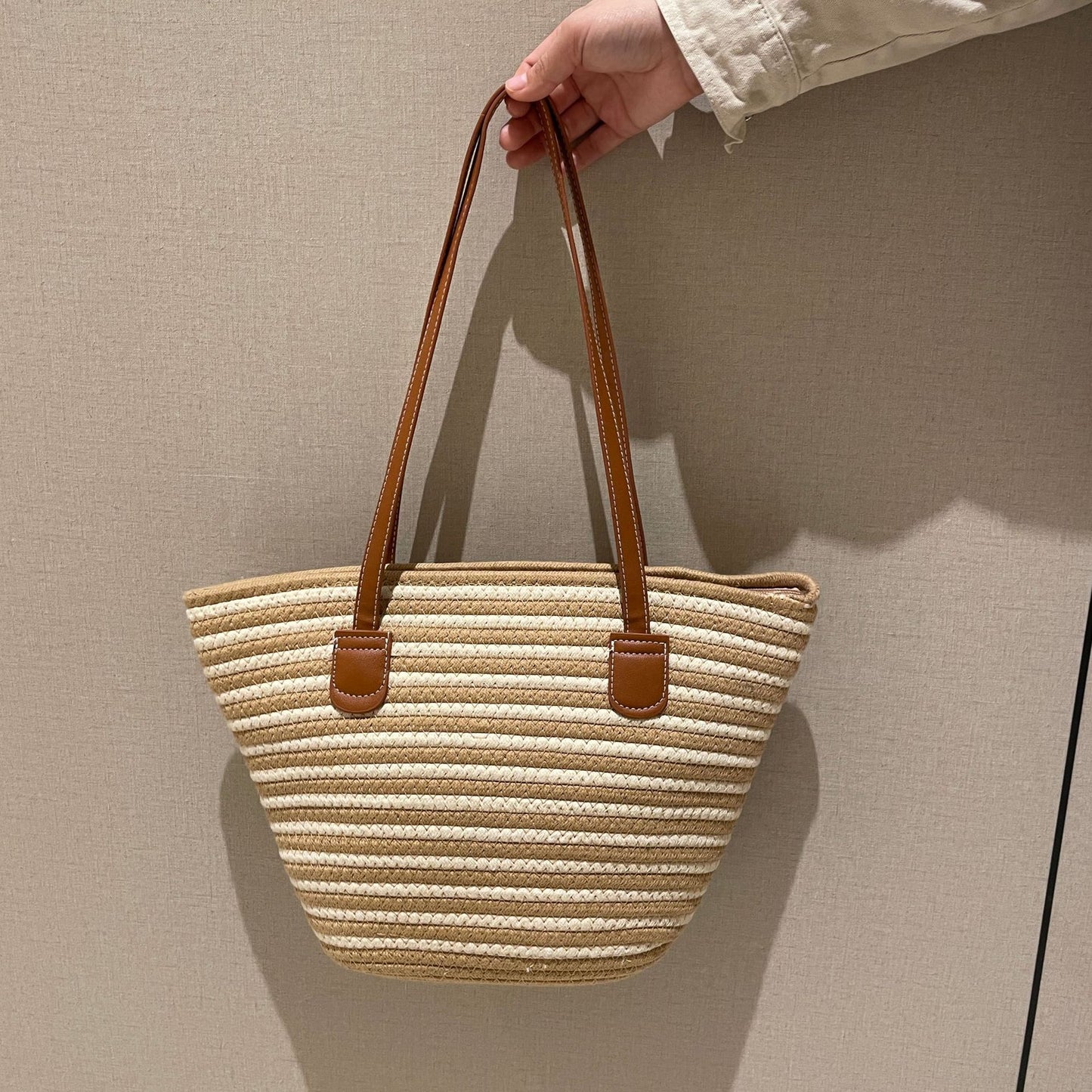 Elegante Geflochtene Tasche mit Ledergriffen Brehn