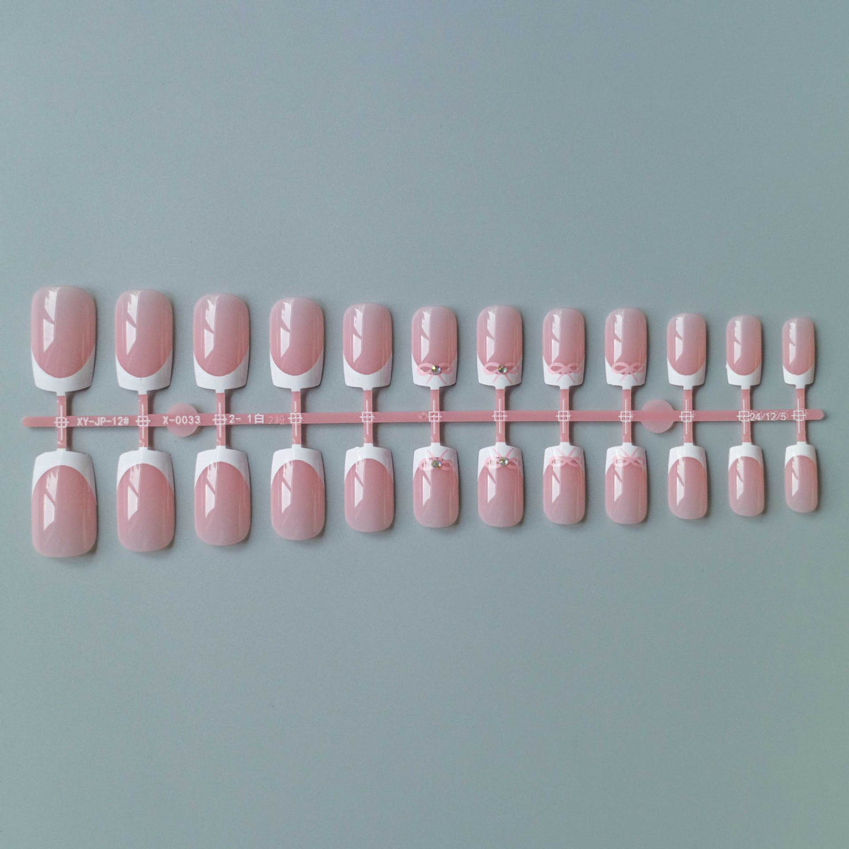 Elegantes French Tip Nagelkunstset mit zarten Schleifenakzenten