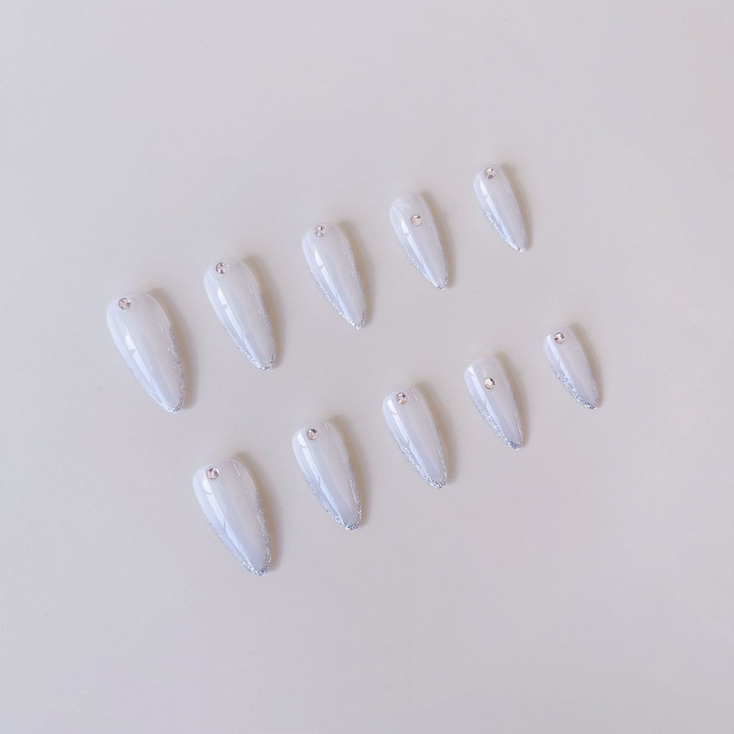 Kunstnagelset mit eleganten Spitzen und funkelnden Akzenten Brehn