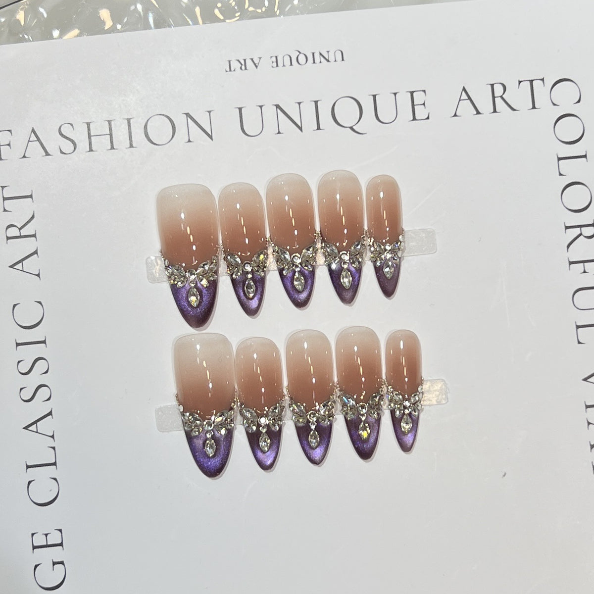 Elegantes Stiletto Press-On Nagelset mit Edelsteinverzierungen Brehn