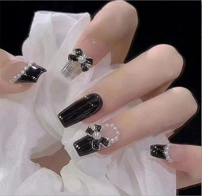 Glamouröse Nagelkunst mit Perlen und Glitzer Brehn