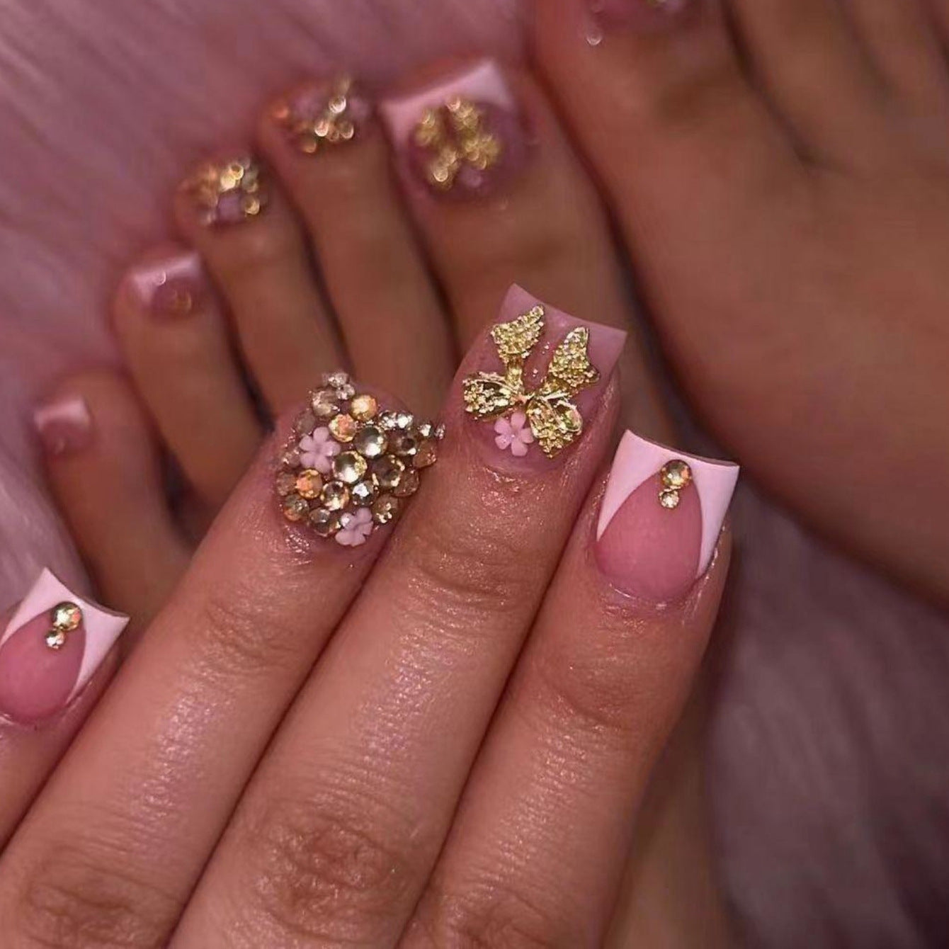 Elegante Kunstnägel mit luxuriösen Verzierungen Brehn