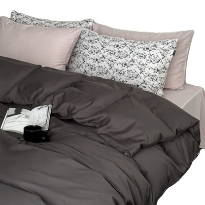 Modernes Satin-Bettwäsche-Set mit Steppdecke-Optik und gemusterten Kissenhüllen