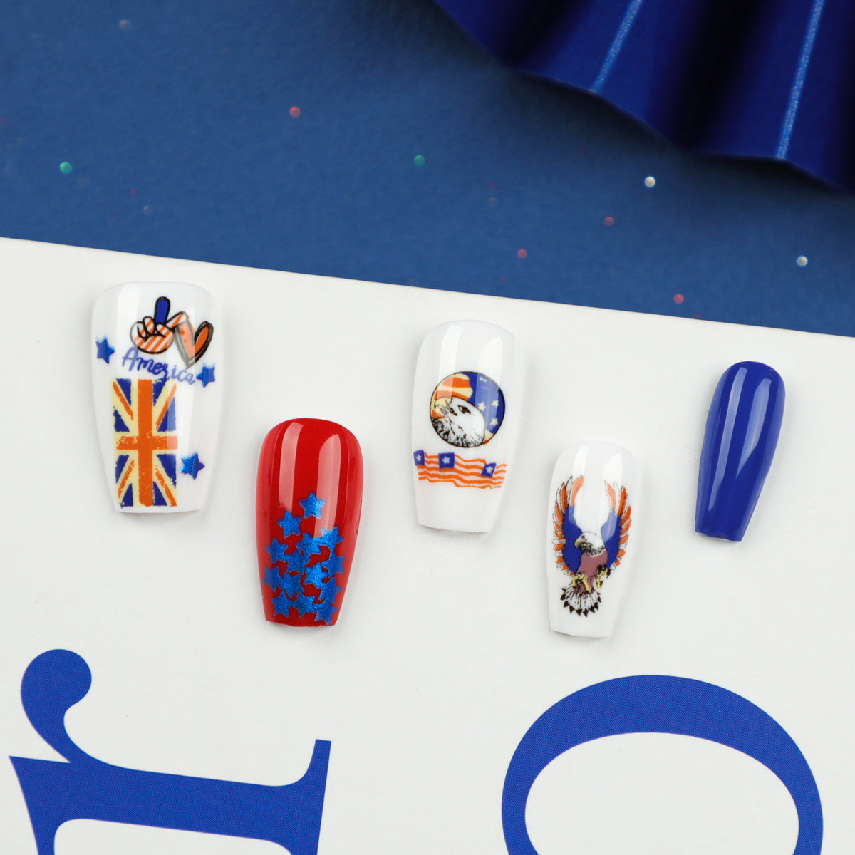 Kunstvolle Nagelverlängerungen mit patriotischen Designs Brehn