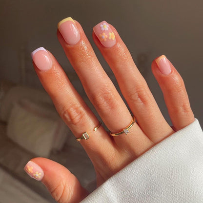 Kunstvolle Nagelkunst mit Blumenmotiv Brehn