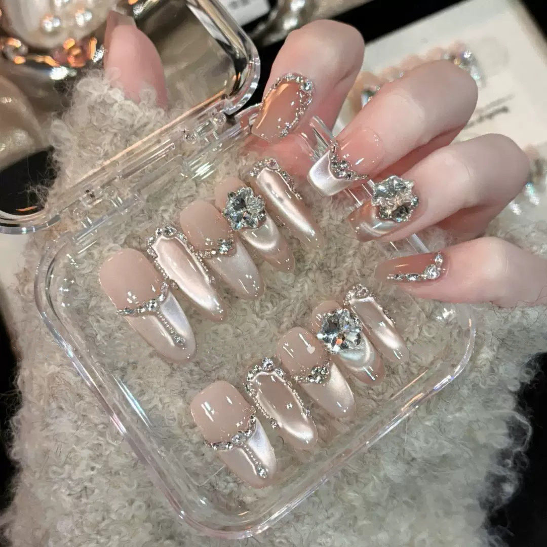 Glamouröse Nagelspitzen mit Strass- und Glitzereffekten Brehn
