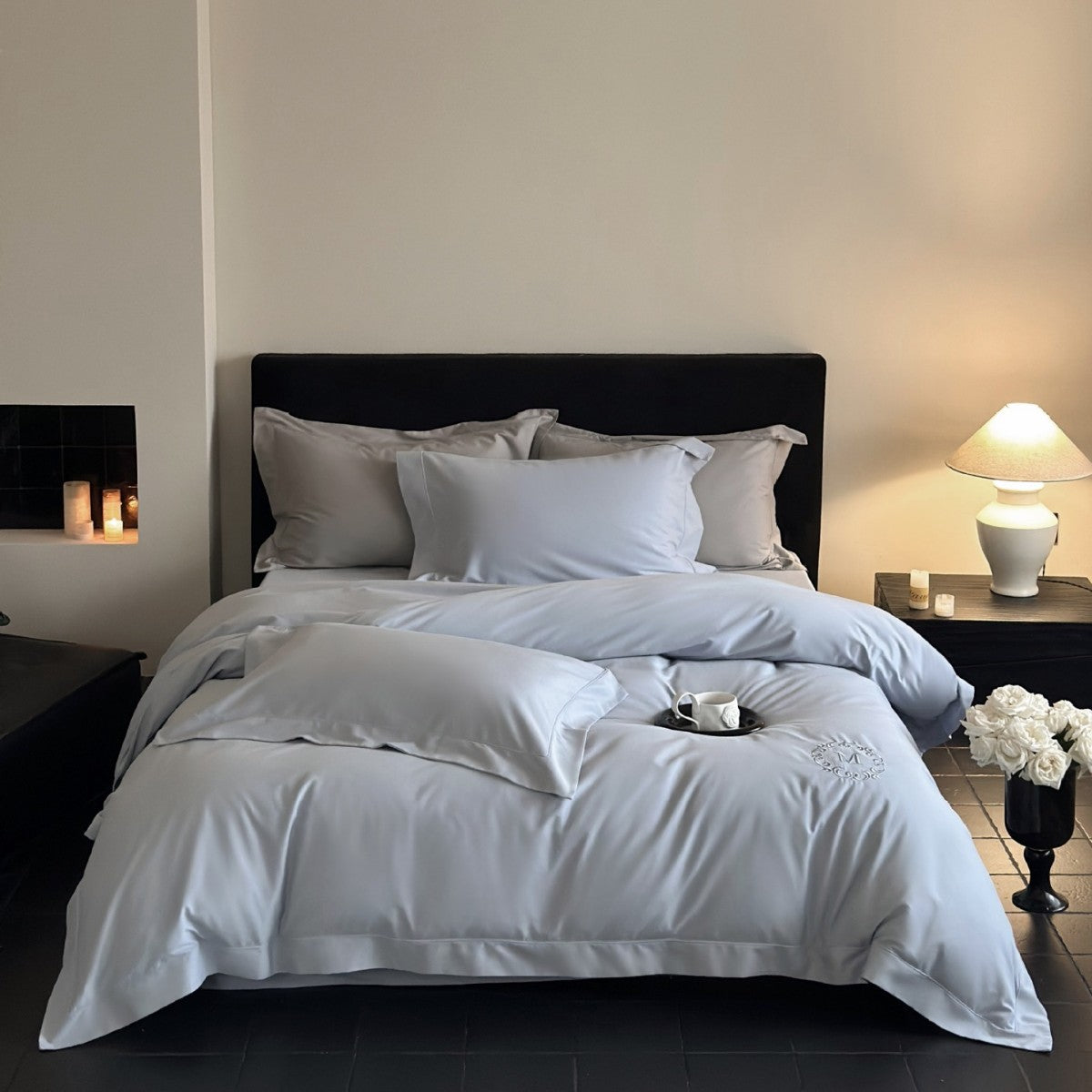 Luxuriöse Baumwollsatin-Bettgarnitur mit Monogramm-Stickerei und feiner Paspel