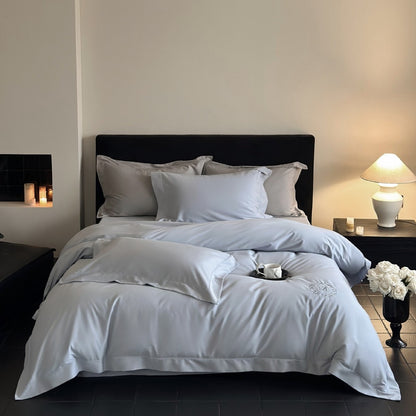 Luxuriöse Baumwollsatin-Bettgarnitur mit Monogramm-Stickerei und feiner Paspel