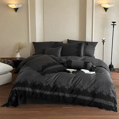 Glänzende Satin-Bettgarnitur mit feiner Spitzenapplikation und floraler Reliefstickerei