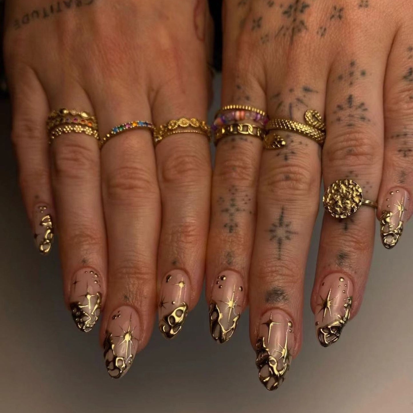 Trendige Kunstnagelspitzen mit luxuriösen Goldakzenten Brehn