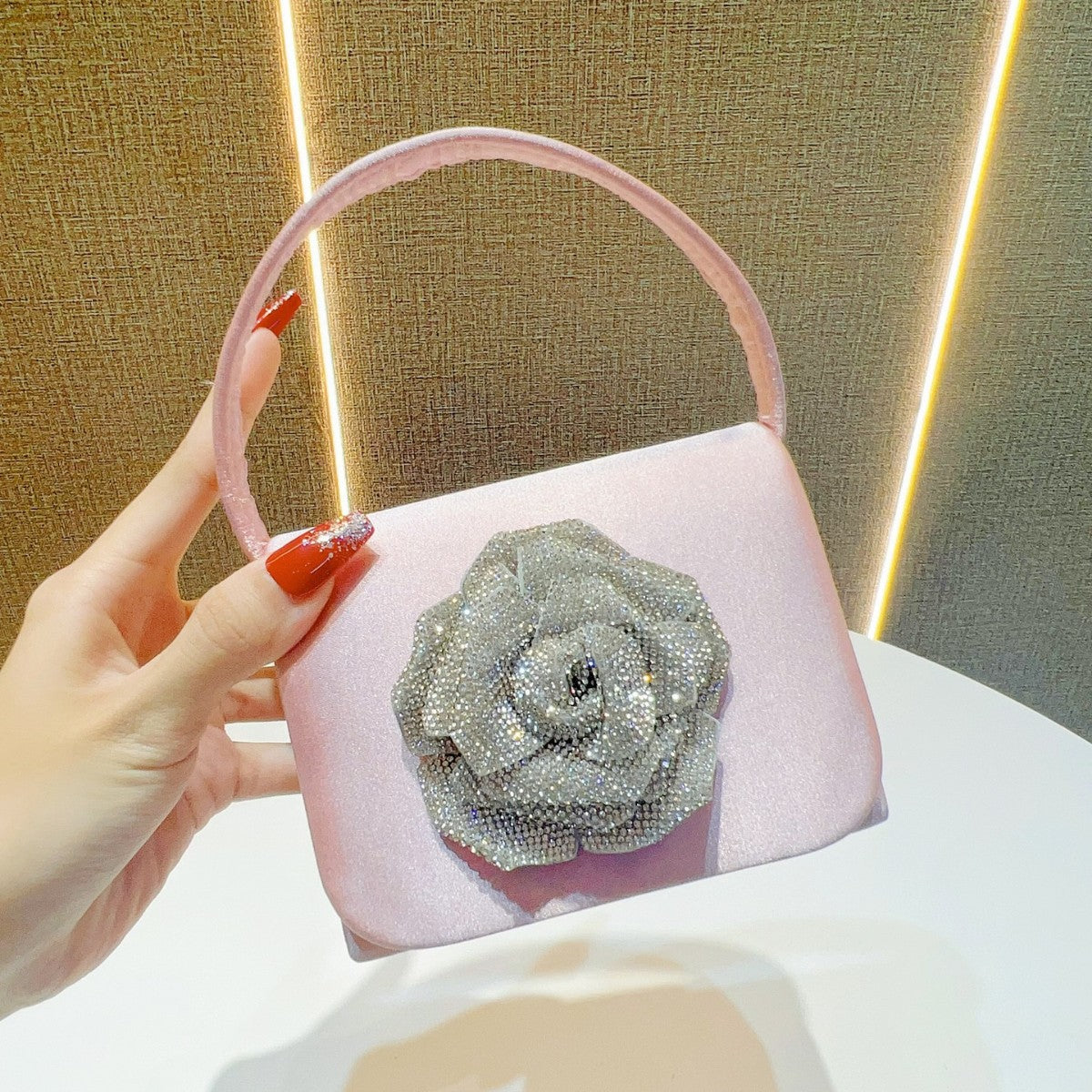 Elegante Satinkleid Abendtasche