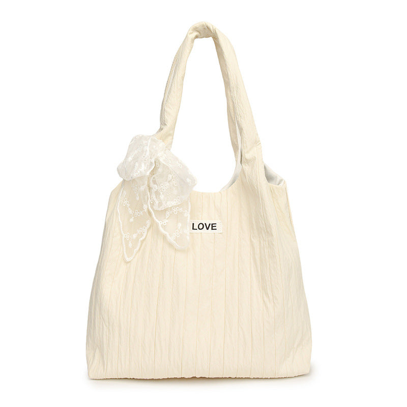 Freizeit-Tasche mit Strukturiertem Design und Verspieltem Schal Brehn