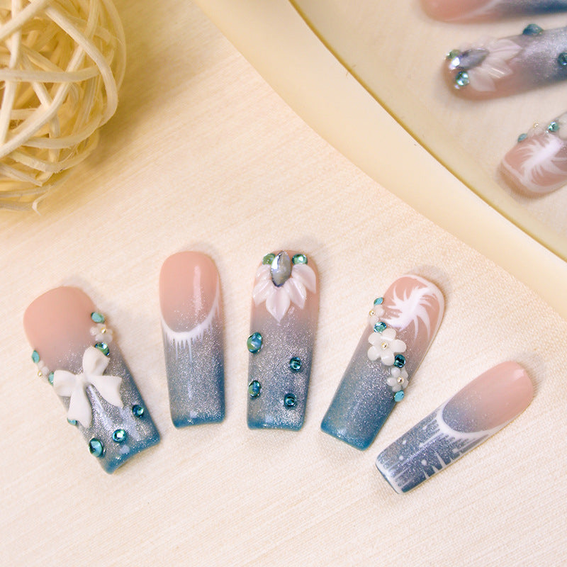 Kunstnagelset mit elegantem Glitzer-Design und feinen Verzierungen Brehn