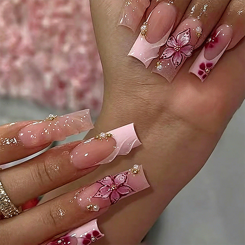 Exklusive Kunstnägel mit elegantem Tiermotiv und Glitzerakzenten Brehn