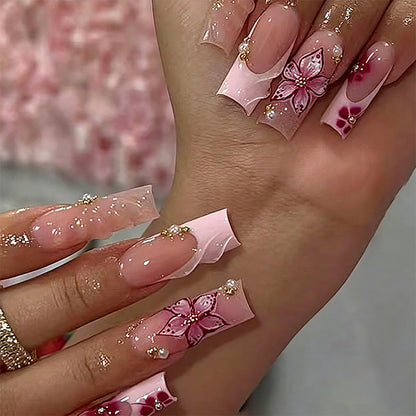 Exklusive Kunstnägel mit elegantem Tiermotiv und Glitzerakzenten Brehn