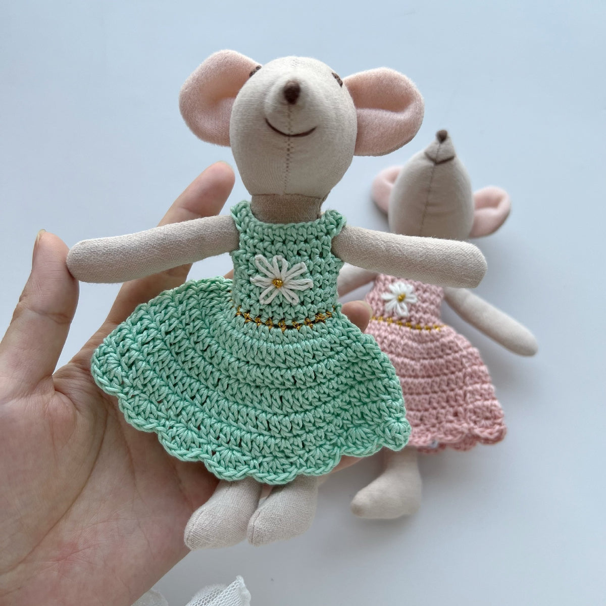 Handgefertigte Maus Plüschpuppe mit gestricktem Herzpullover, Pom-Pom-Mütze und Gingham-Hose