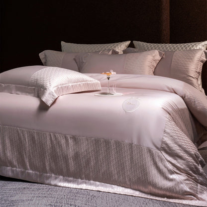 Seiden-ähnliches Jacquard-Satin-Bettbezug-Set mit gesticktem Wappen & Bett-Rock