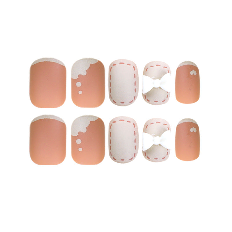 Kunstvolle Nagelnägel mit dekorativen Bogenmotiven und French-Spitzen Brehn